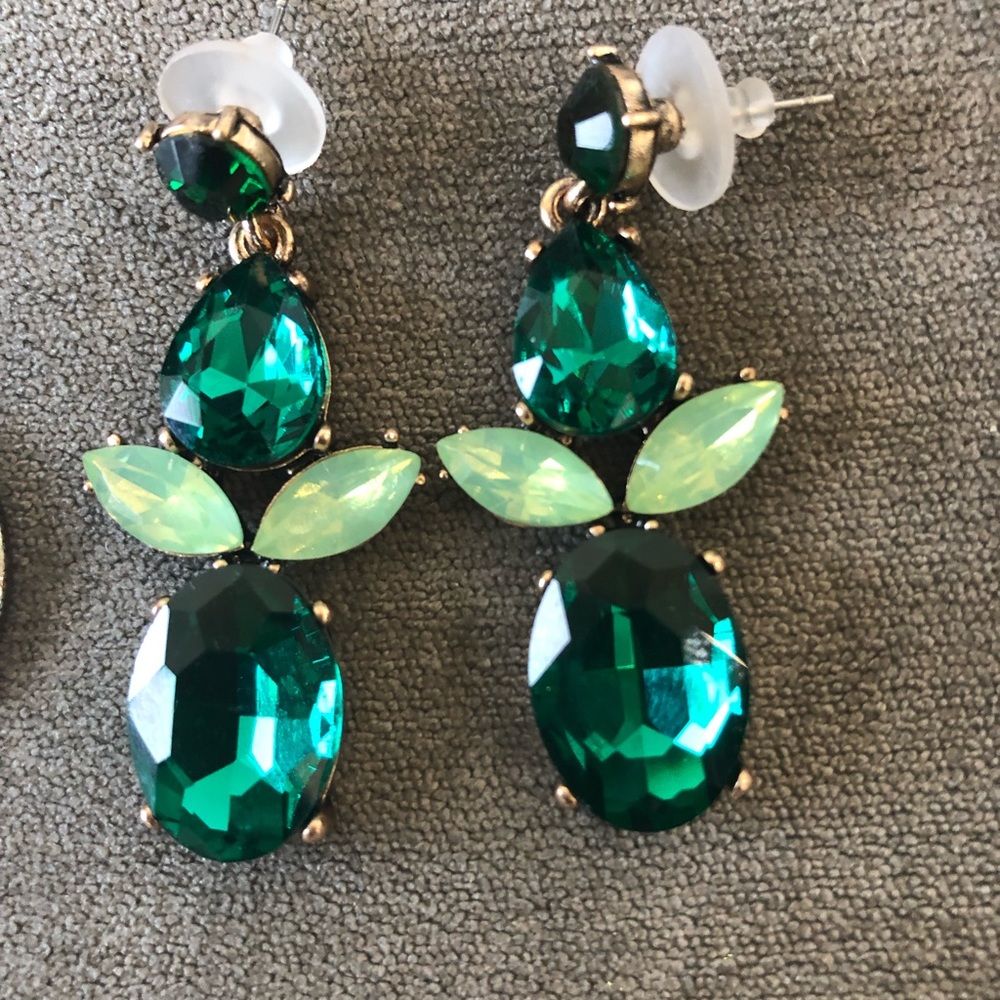 Gorgeous costume jewelry Earrings- emerald/opal
